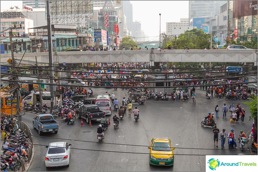 Y aquí está la calle más perpendicular. Si vas más allá, entonces hay una multitud