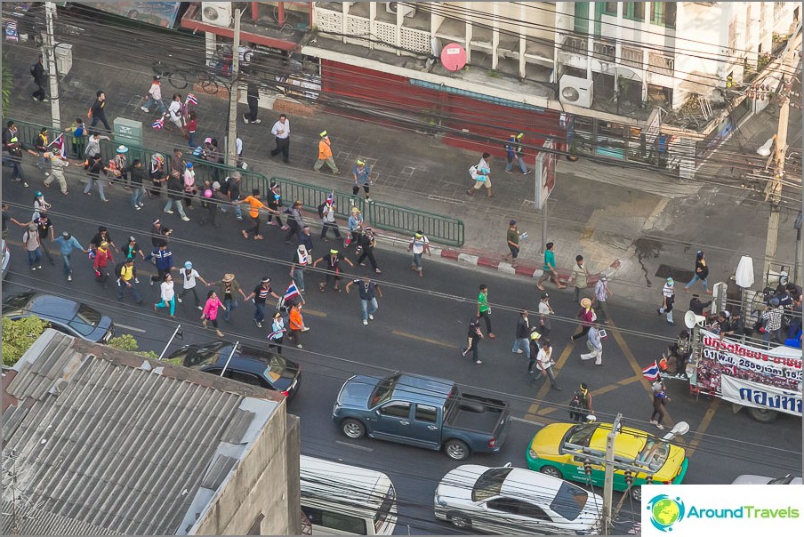 Preste atenção, eles vão pelas mãos, quase uma dança redonda :)