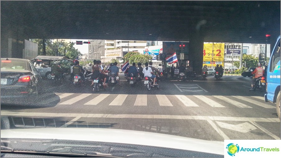 Hour stood in a traffic jam because of the demonstrators. They went around cars, no one broke the glass