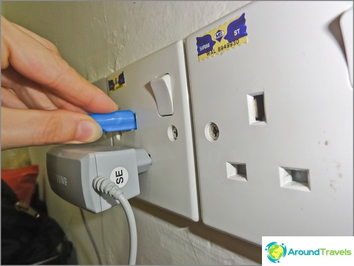 We freely insert the plug into the socket
