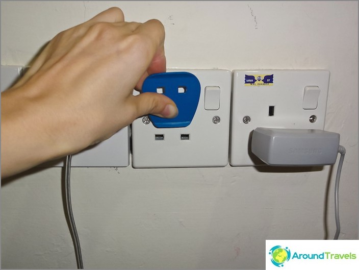 Insira o adaptador de cabeça para baixo na tomada