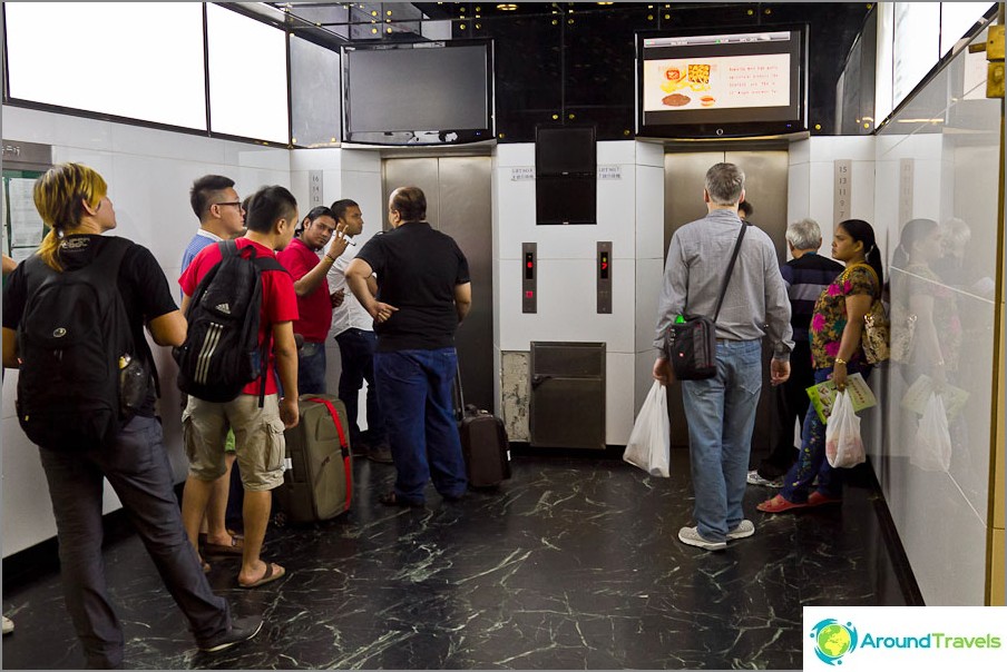 Small queue to the elevator in block D