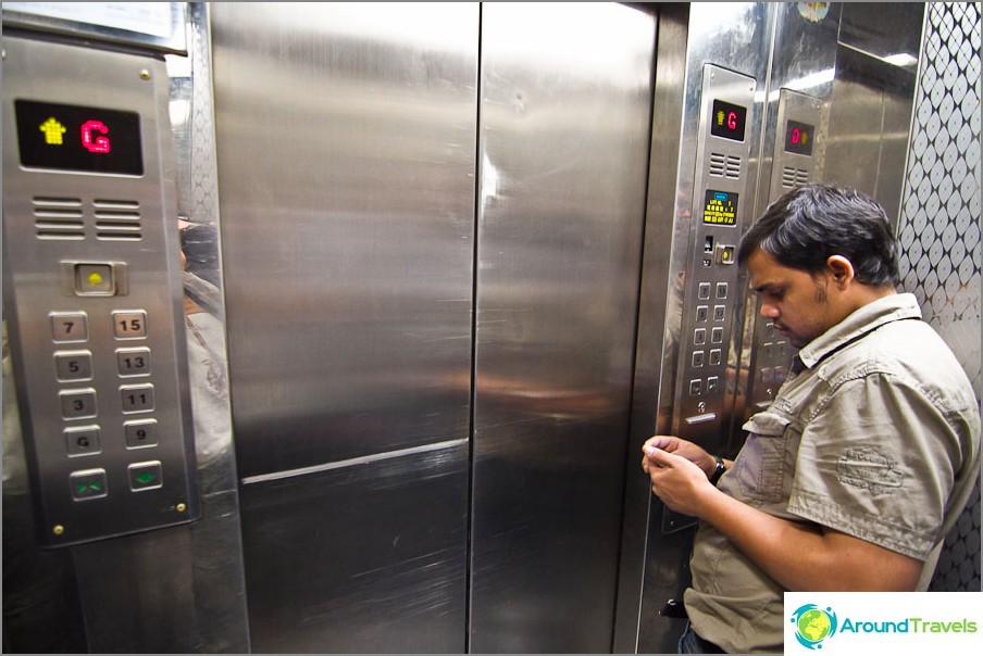 The elevator can only hold 5 people, and then the Chinese