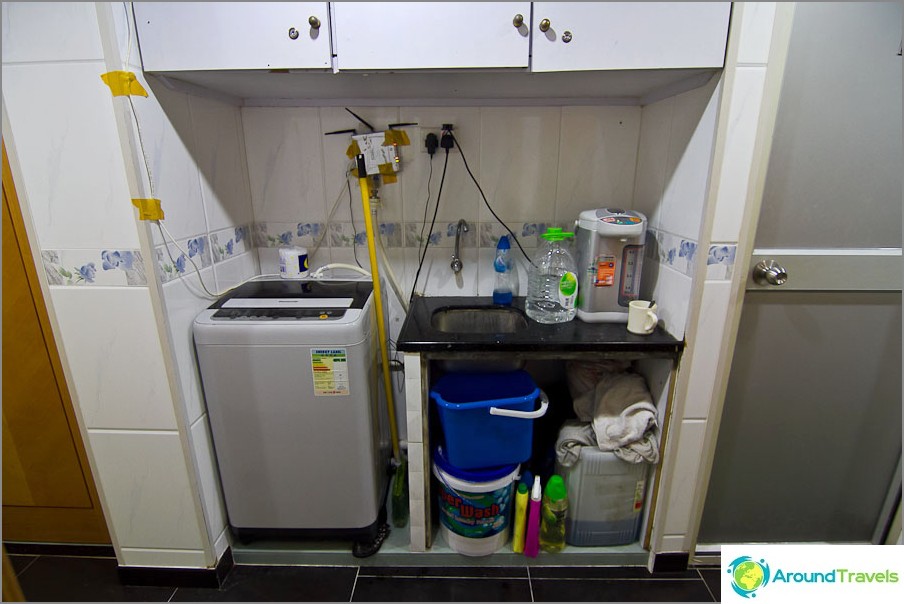 Washing machine and kettle in the hallway