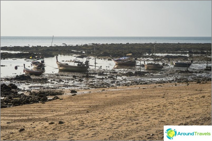 Partea stângă a plajei Bali de pe Lanta