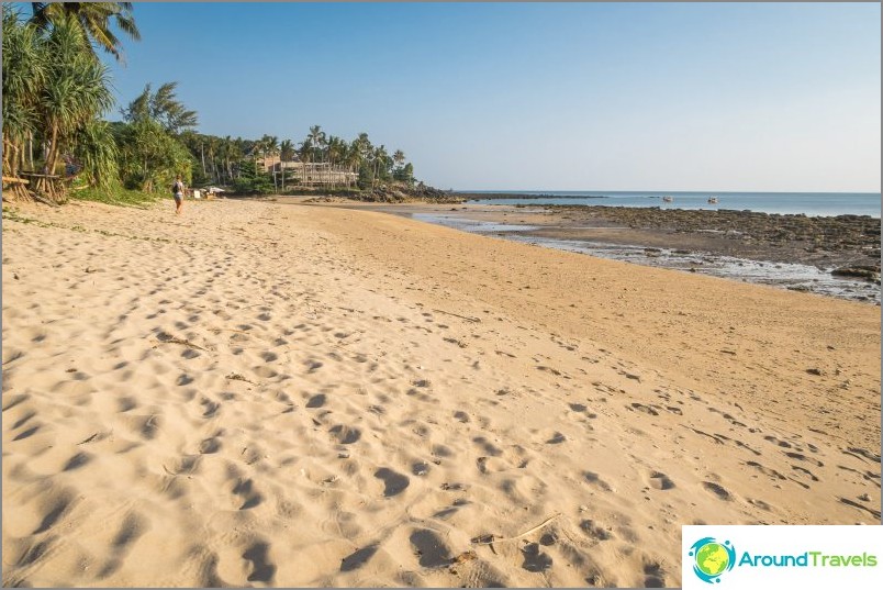 คลองโขงบนเกาะลันตาตอนน้ำลงเหลือครึ่งหนึ่งของชายหาด