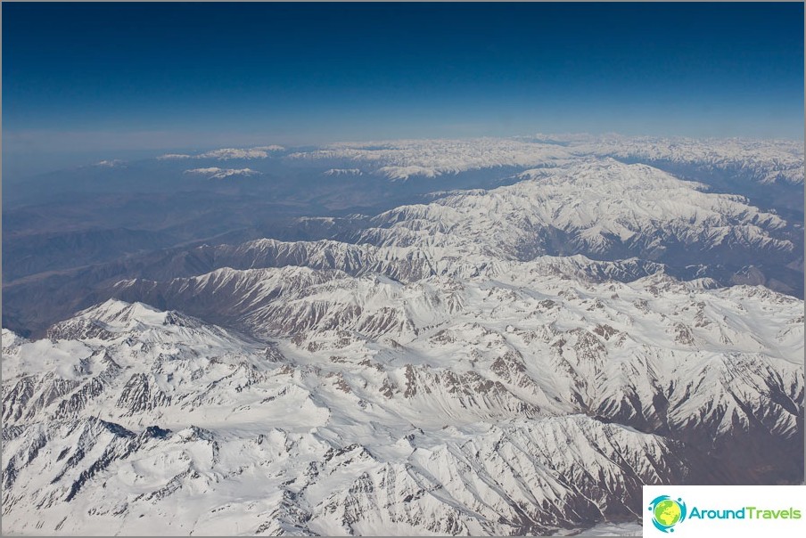 جبال الهيمالايا من نافذة طائرة