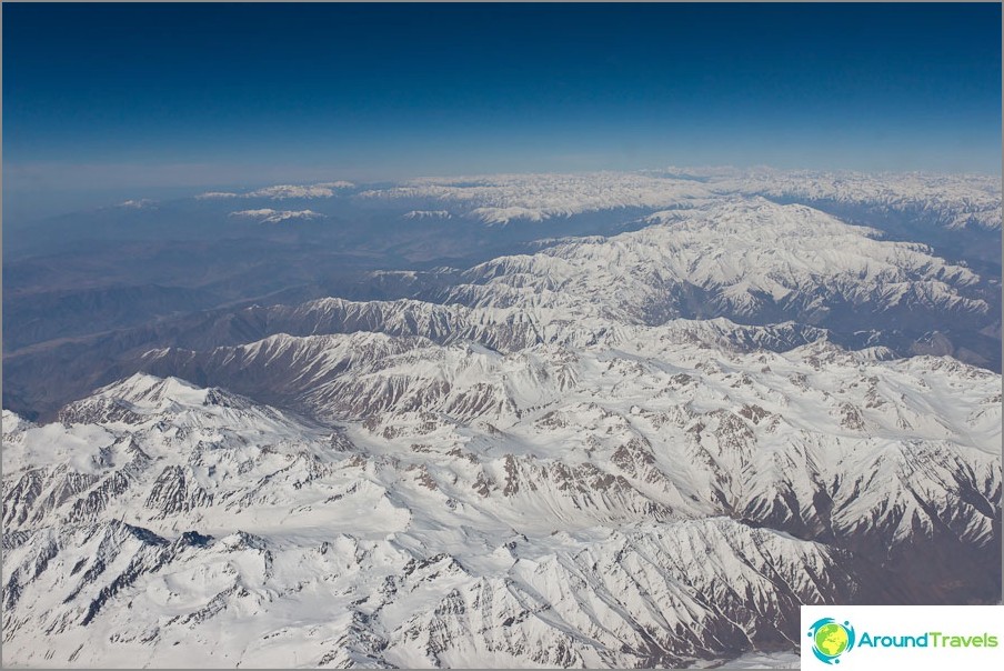 Himalaya vanuit het raam van een vliegtuig