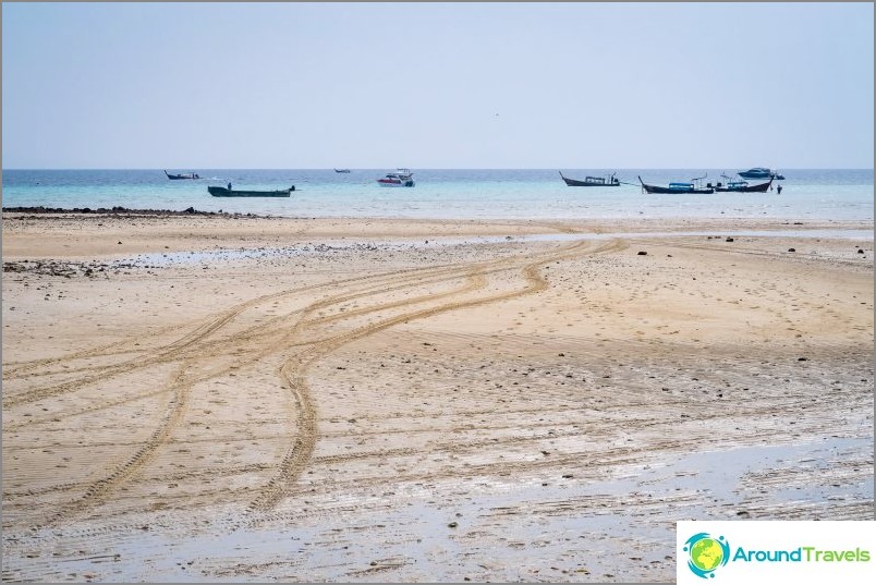 Lo Ba Kao Beach is the best choice for a long vacation in Phi Phi Don