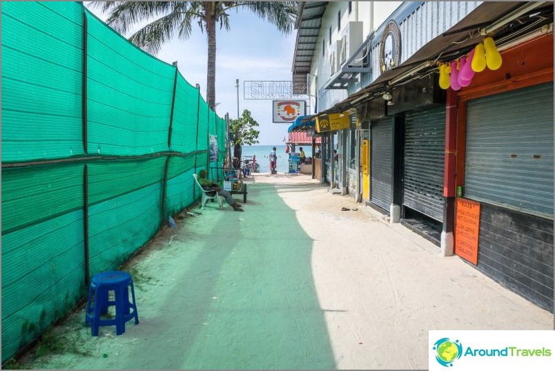 Lo Dalum Beach på Phi Phi Don Island er den lengste, men ikke den beste