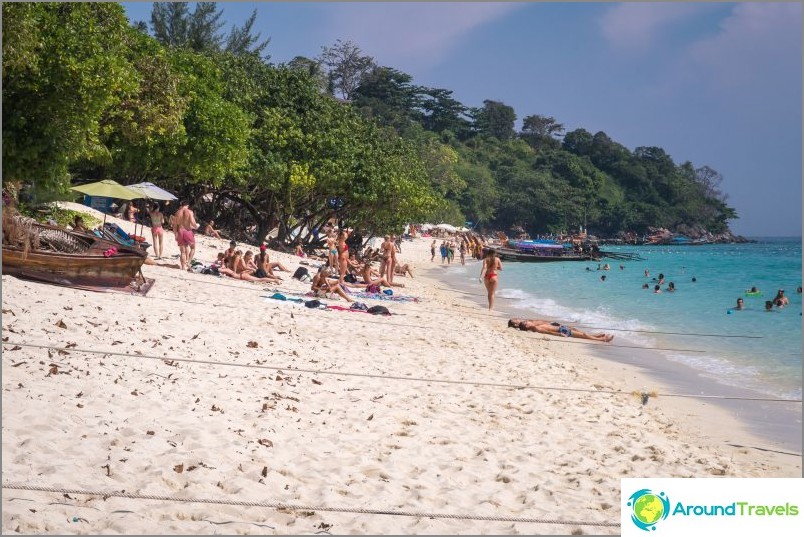 Long Beach vid Phi Phi Don - en vanlig turiststrand