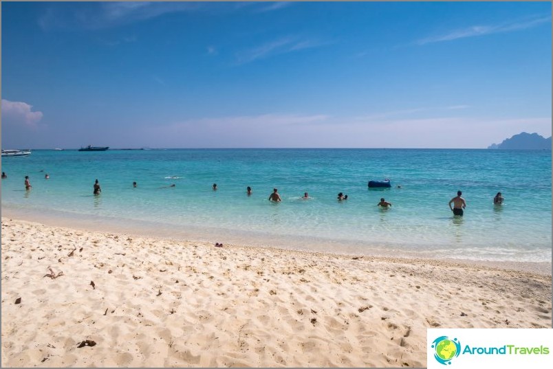 Phi Phi Don'daki Long Beach - standart bir turizm plajı