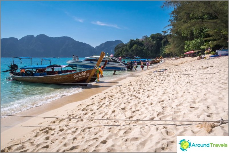 Phi Phi Don'daki Long Beach - standart bir turizm plajı