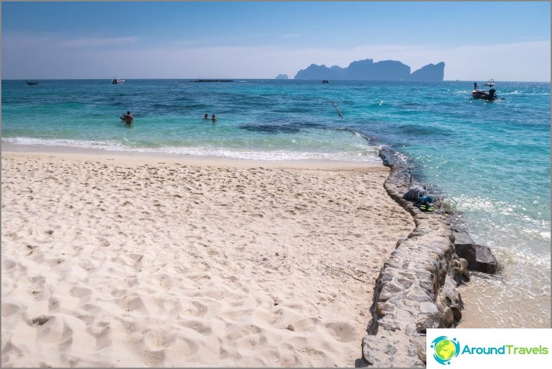 Long Beach vid Phi Phi Don - en vanlig turiststrand