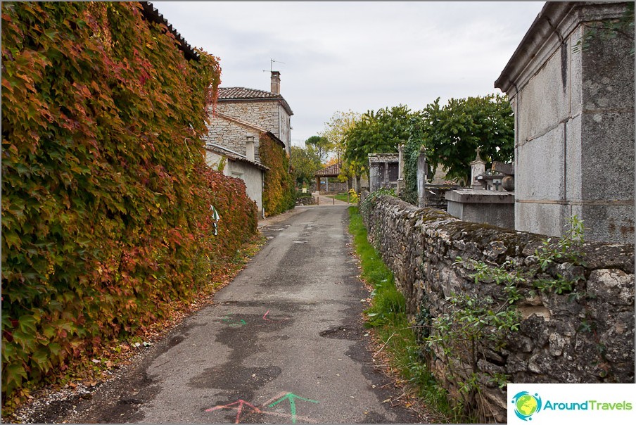 Il cimitero è recintato con una recinzione di pietra