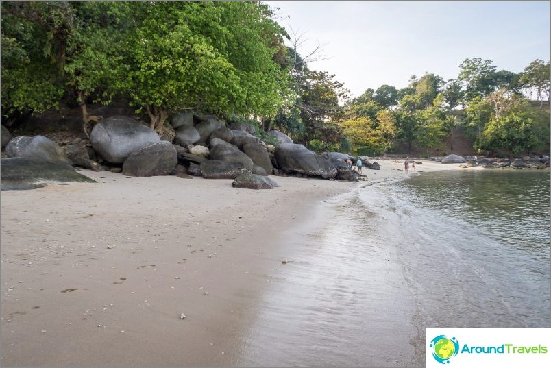 View to the left, you can see the stones dividing the beach into two halves