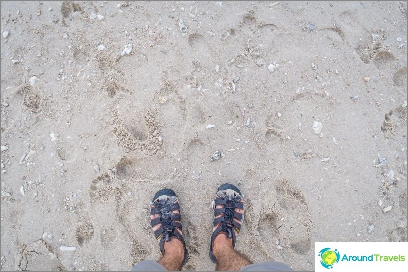 In der Brandung ist der Sand genau so, mit Verunreinigungen