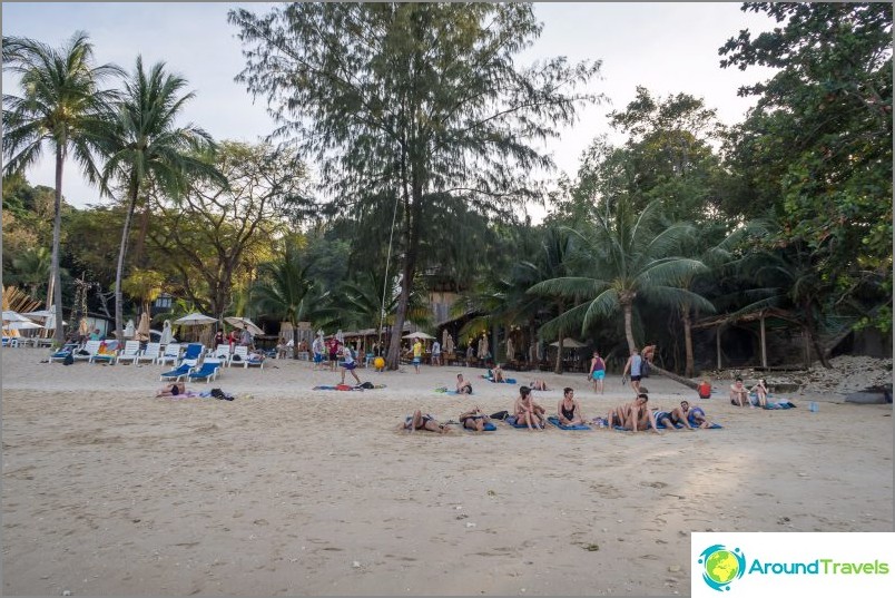 The whole beach is in the shade, the time is about 17 hours