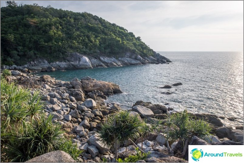 Dietro il promontorio sul bordo sinistro della spiaggia non c'è vita