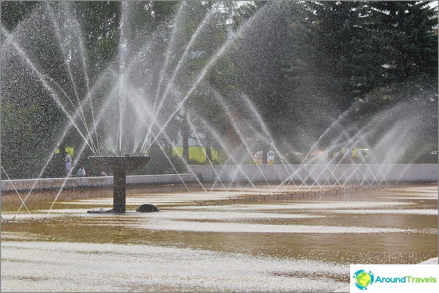 Au centre de Pushchino il y a une fontaine