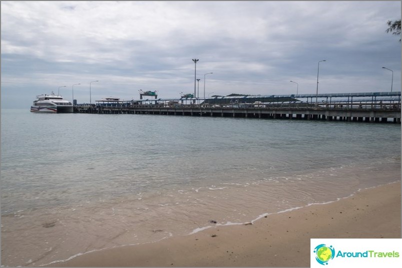 Vista del muelle de Tong Sala desde el borde izquierdo de la playa