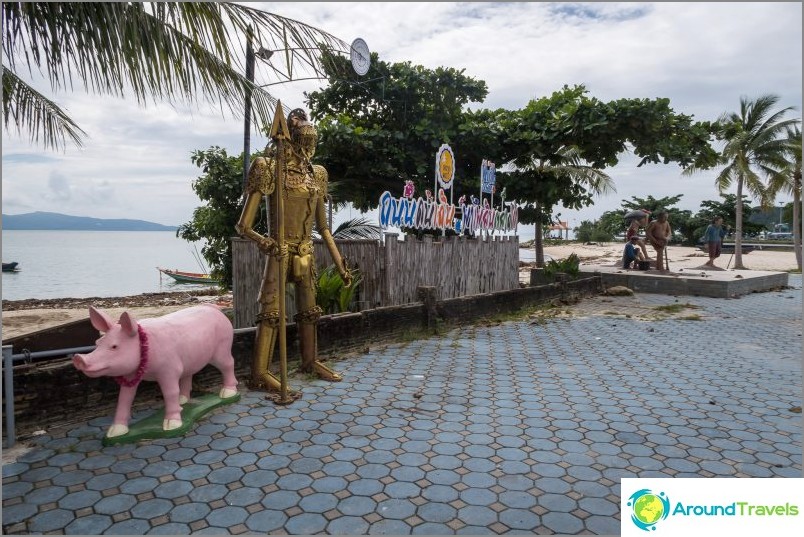 The entrance to Ao Bang Charu and parking is quite civil