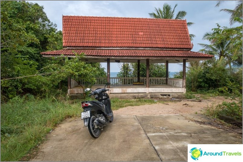 Ao Hin Ngam Beach, Parkplatz an der Treppe