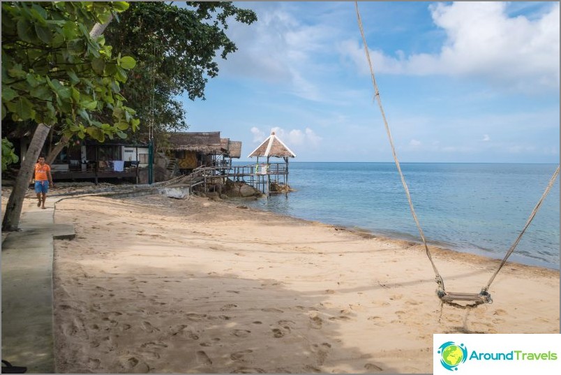 Blick links vom Zentrum des Haad Kruat Beach. Kämmter Sand und Schaukel für seltene Besucher.