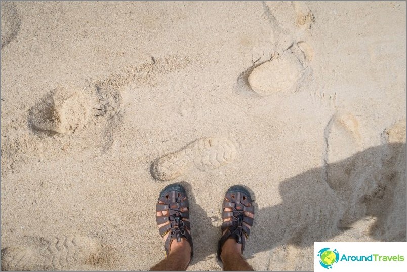 The sand closer to the shore is more or less normal. Near the water is a ridge of pebbles and shells.