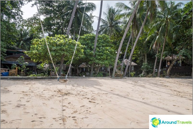 Uitzicht terug vanaf het midden van het strand. Zelfs de foto toont de steilheid van de kust.