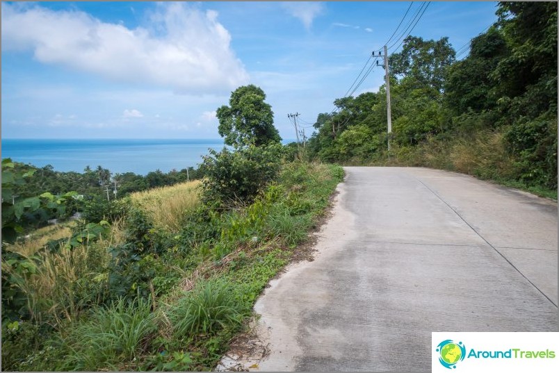 La route de la plage traverse une zone assez ouverte avec de beaux paysages.