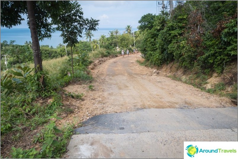 Uma das duas estradas para a praia de repente termina com uma estrada de terra. Você pode andar, mas não tão confortável.