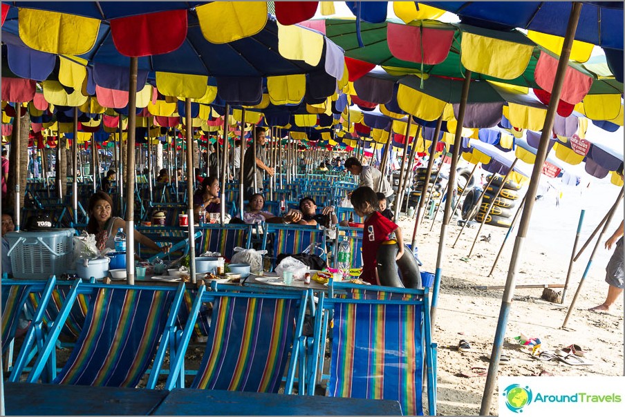 city-beach-bang-saen-bang-saen-beach-popular-with-thais-04