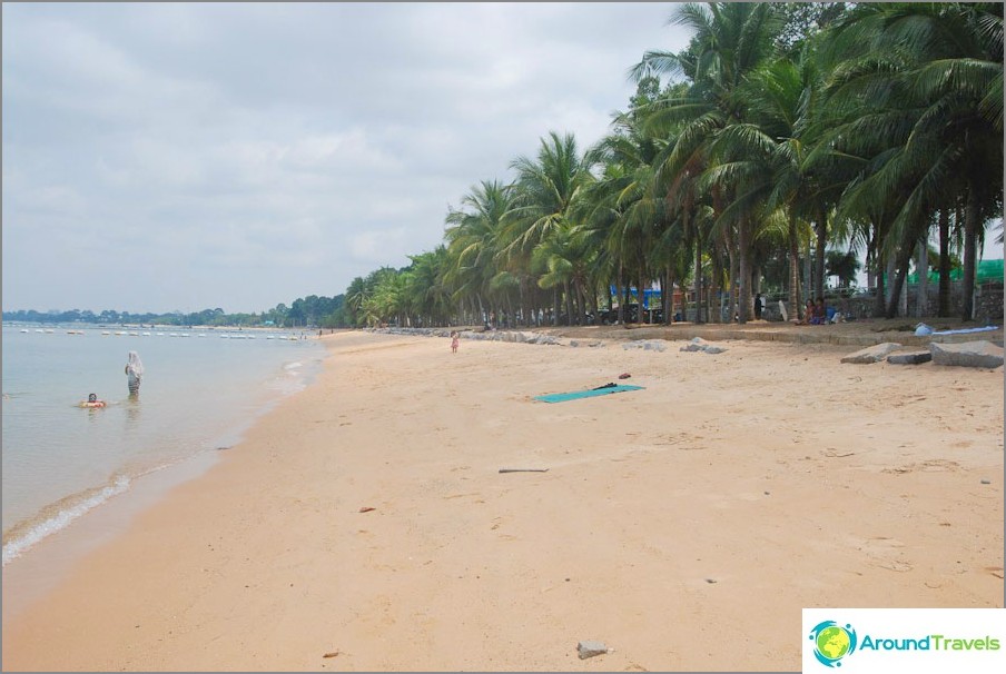 Stranden direkt i byn Bang Saray