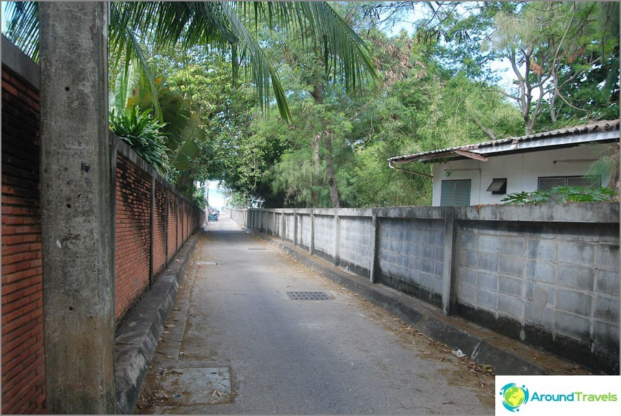 An inconspicuous street leading to the beach