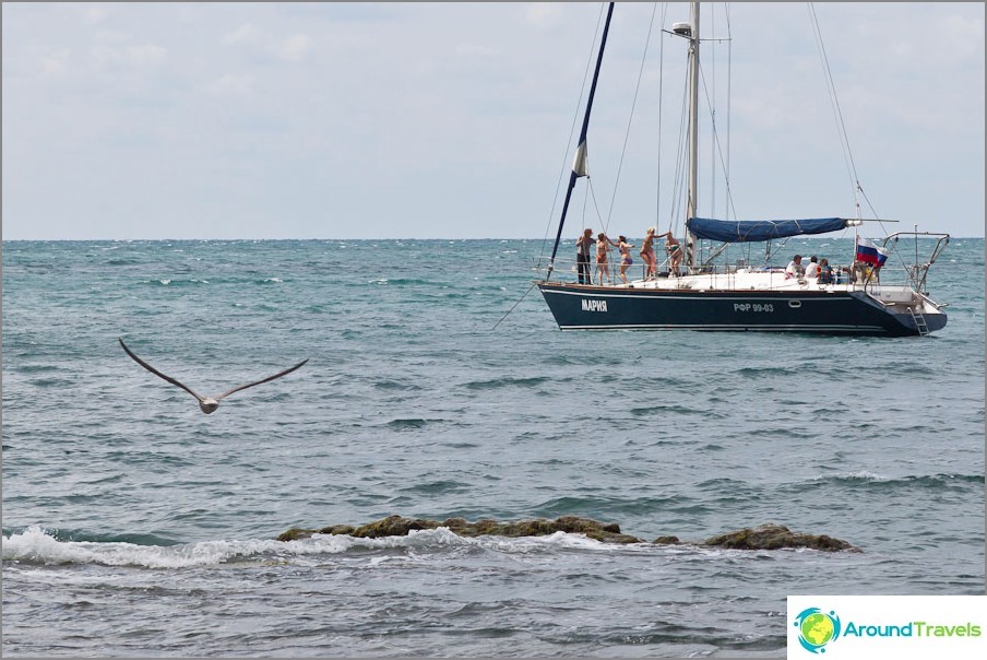 Les gens sur un yacht s'enflamment