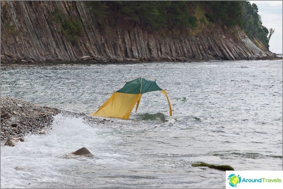 Någon i havet tog ett tält