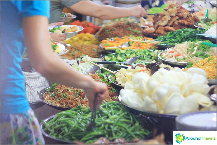 Mercado de comida barata em Luang Prabang, Laos