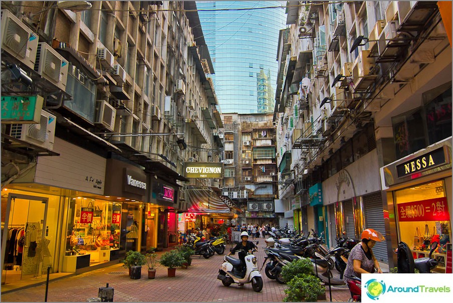 Dükkanlar ile şirin Arnavut kaldırımlı sokak