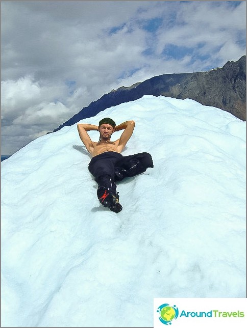 Nous avons marché jusqu'à ce glacier pendant plusieurs jours.