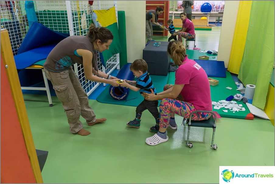 Çocuk gerçekten yürümek istiyor, ama şu ana kadar yapamıyor