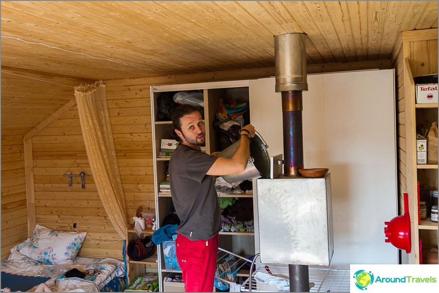 O tanque do forno deve ser enchido manualmente com um balde