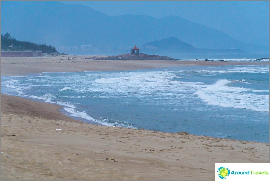 Lugar muito atmosférico, montanhas, vento, gazebo chinês