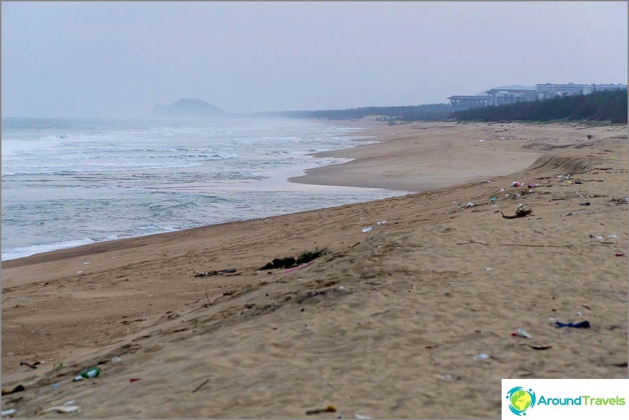 Plaża z drugiej strony jest mniej interesująca