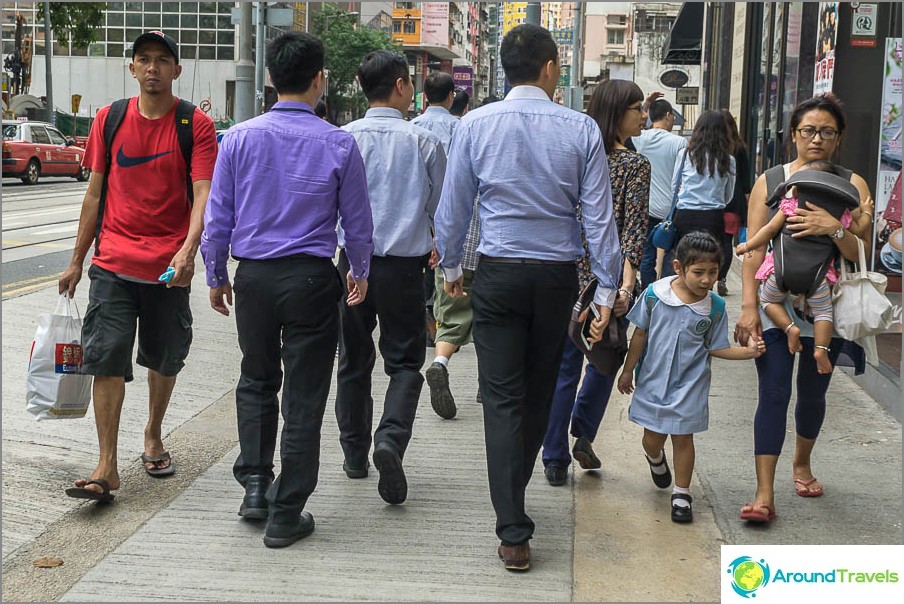 سكان هونغ كونغ النموذجيون هم القمصان والأمهات مع الأطفال بمفردهم