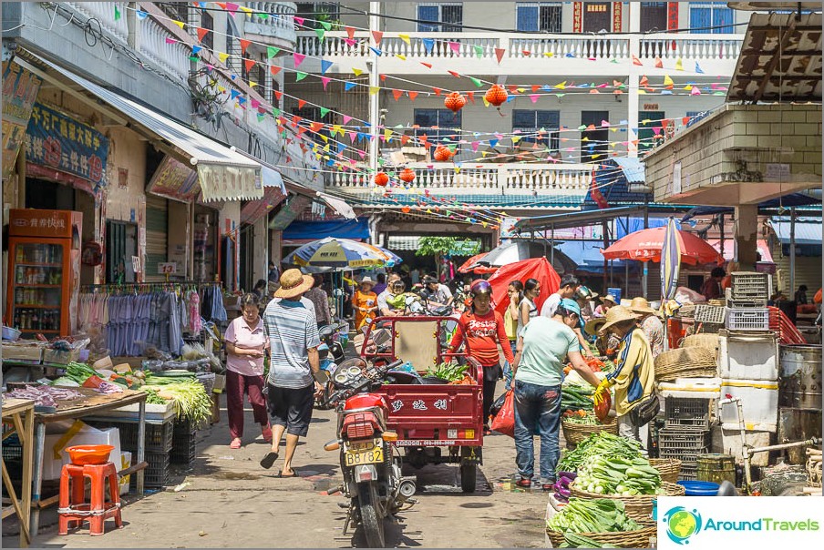 O mesmo pátio é o centro do mercado