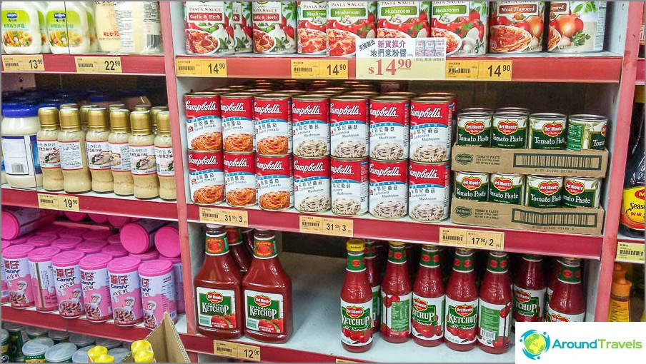 Ketchup und verschiedene Nudeln für Spaghetti