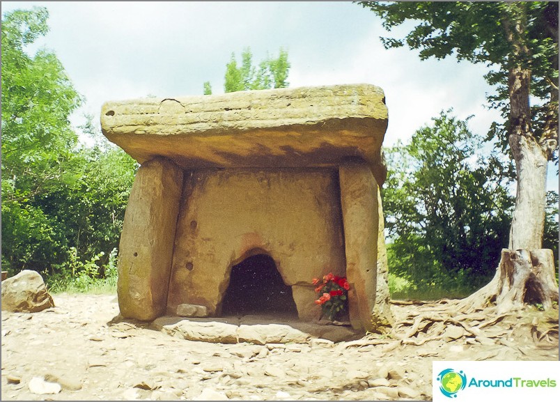 Dolmen قرب Pshada