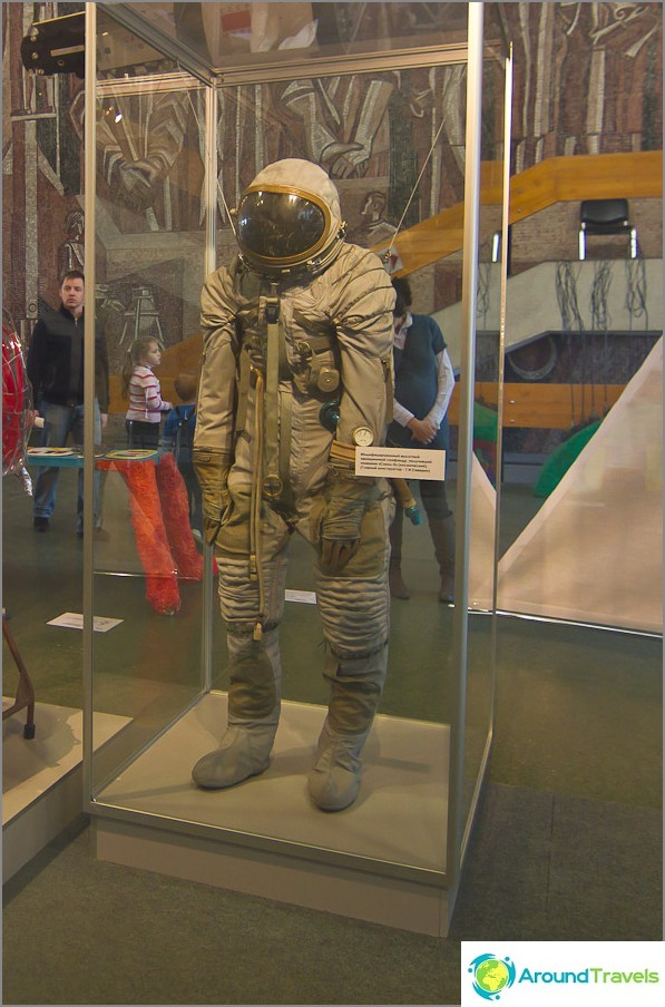 بدلة عصرية مع جيوب في متحف Cosmonautics في كالوغا
