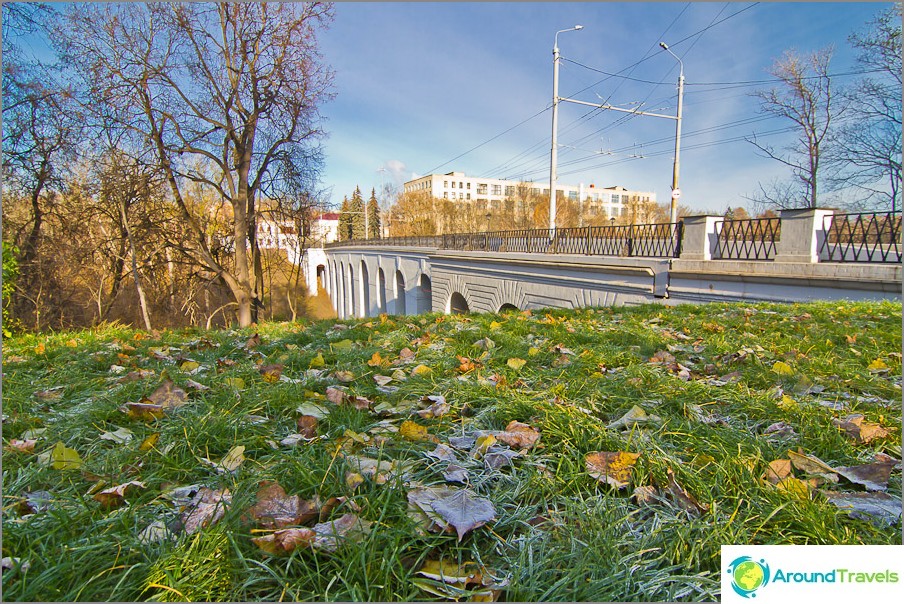 An der Steinbrücke in Kaluga